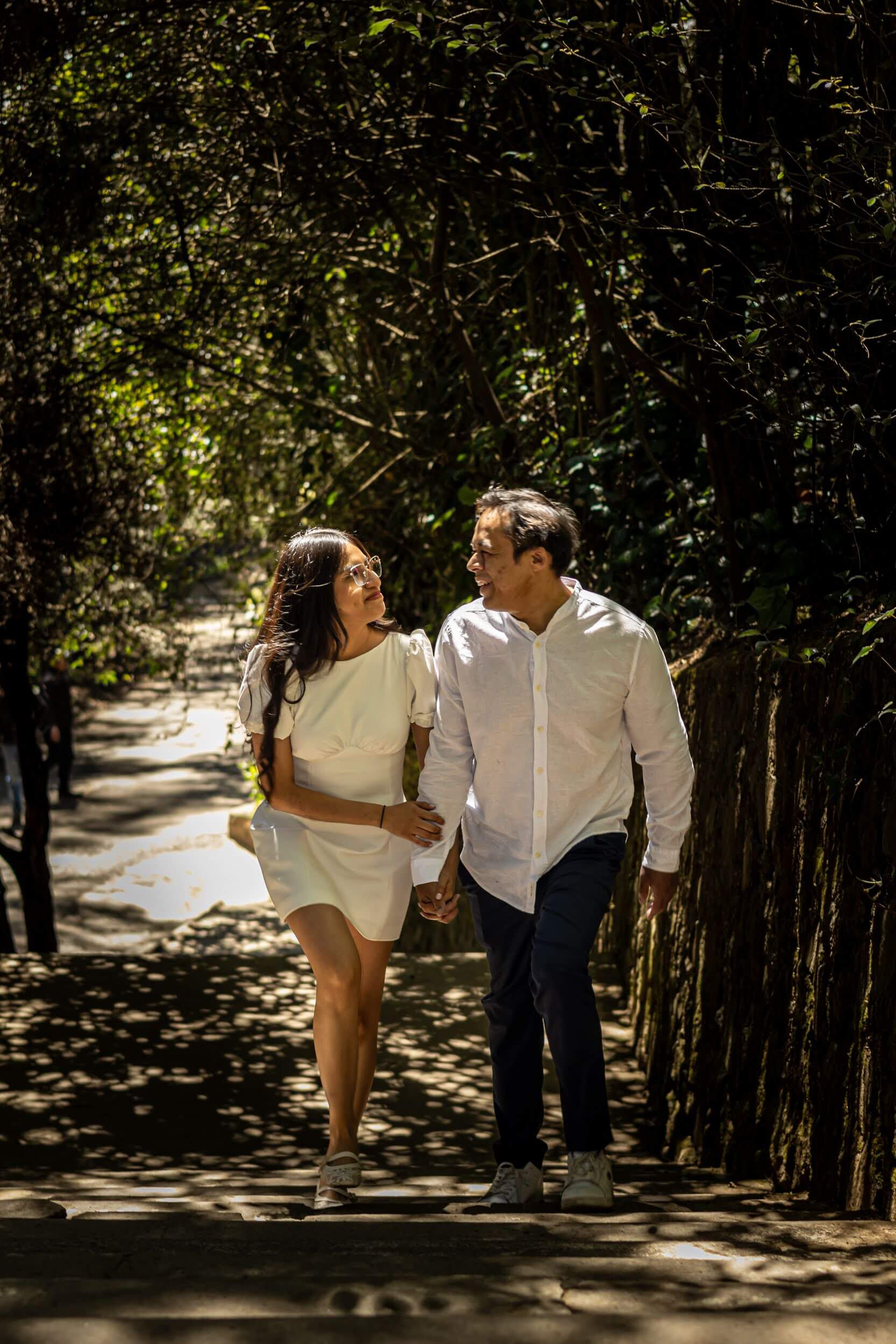 Merari y David caminando de la mano